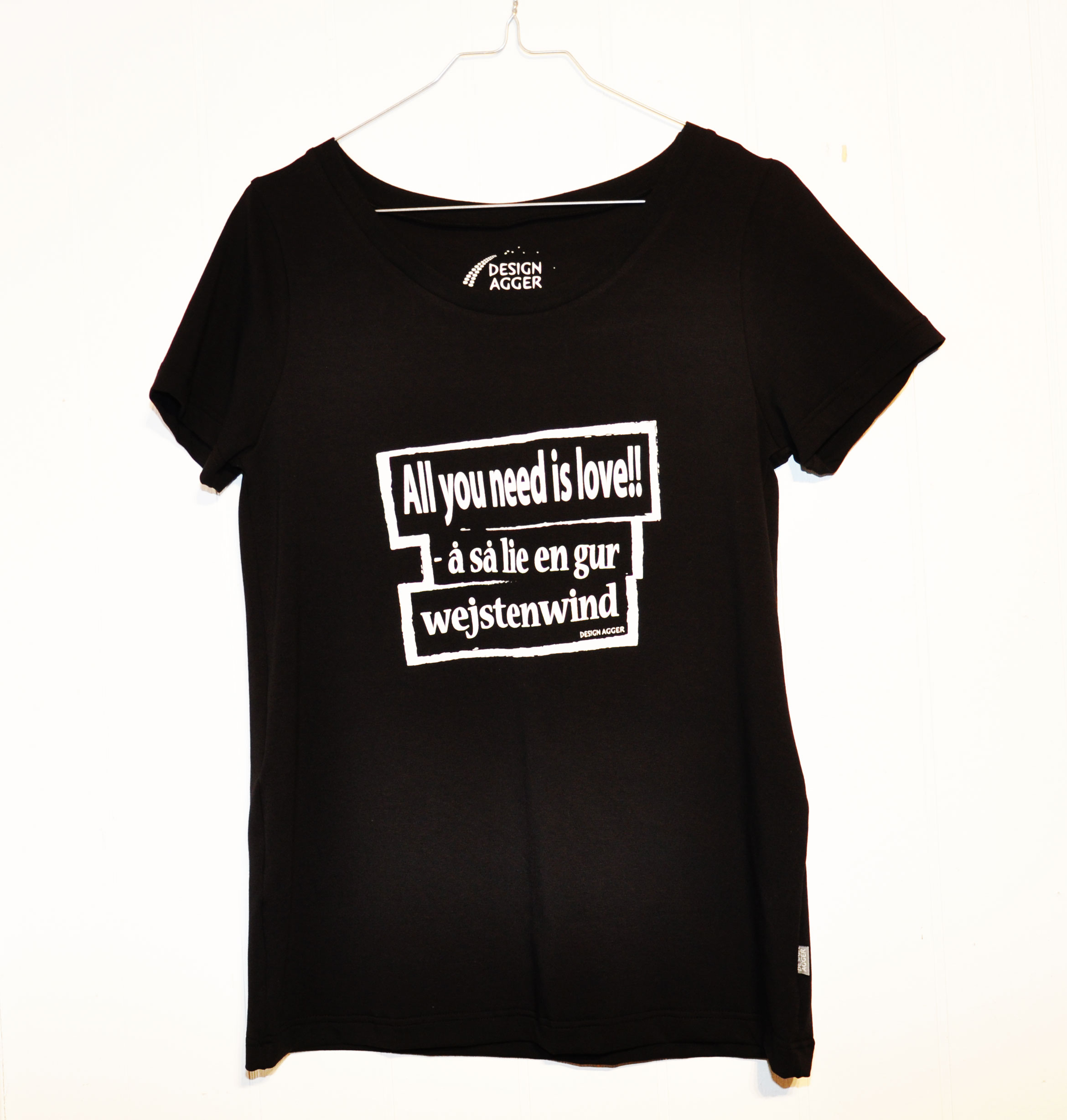 T-shirt Love - sort - Design agger - bæredygtig i Thy