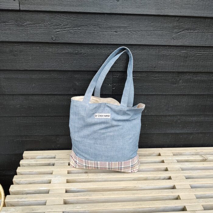 blaa-med-ternet-bund